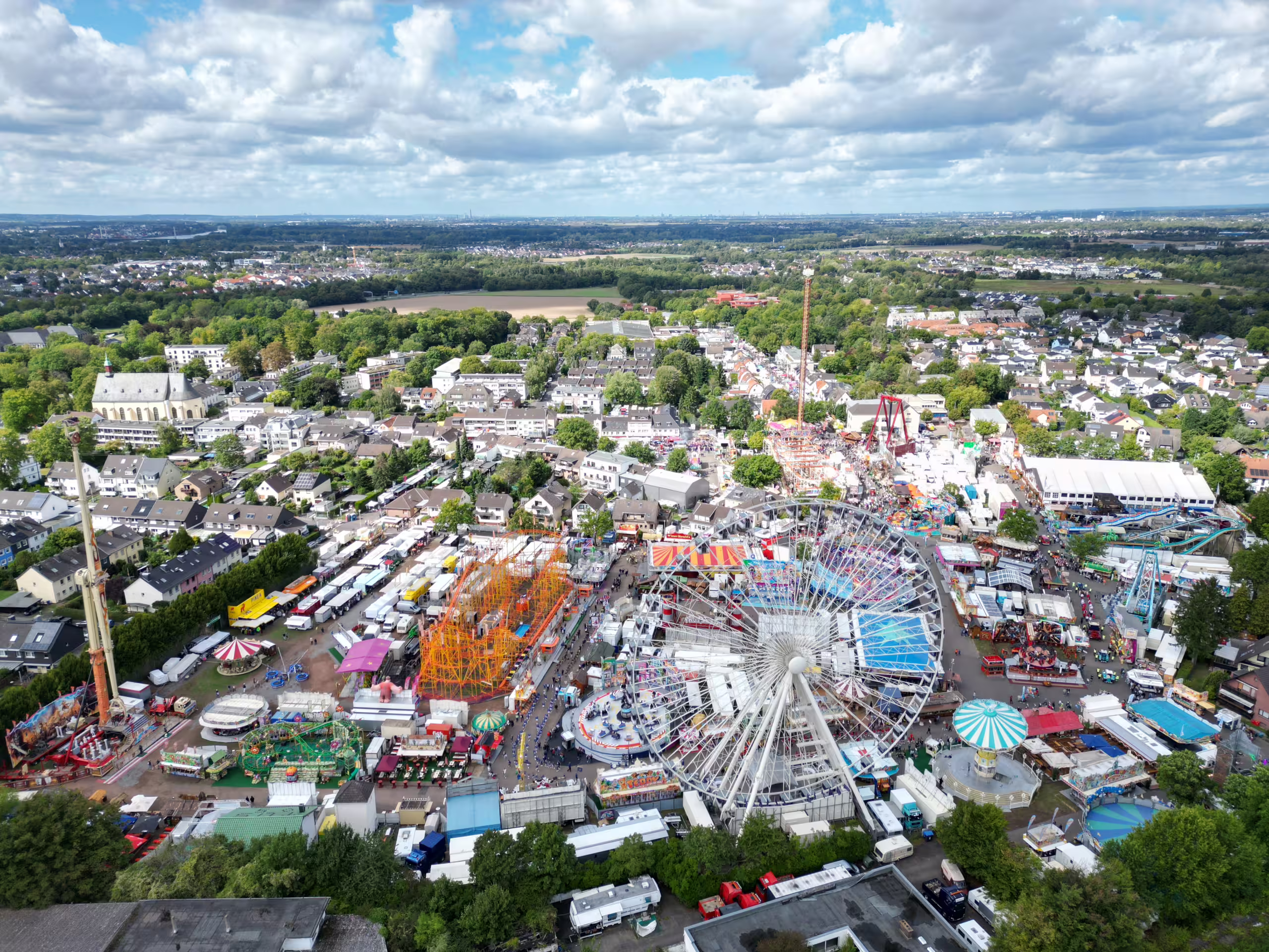 Luftaufnahme Festumzug 2025 am Eröffnungstag am Freitag Foto: Dietmar Oehlke